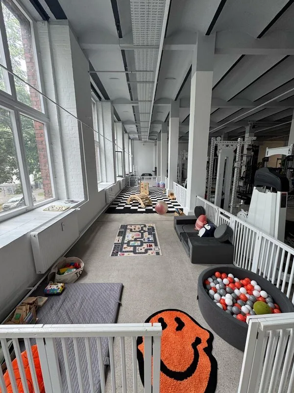 Kinderbereich im Peakformance Premium Studio - Eltern trainieren, Kinder spielen sicher